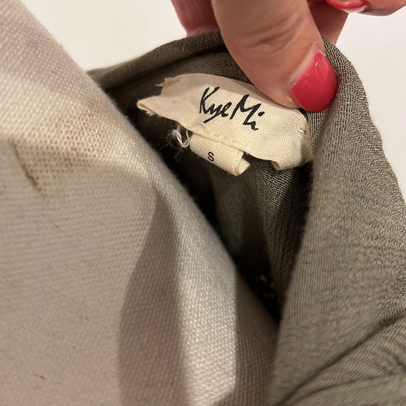 LIKE NEW ARMY GREEN LONG SLEEVE LOOSE BLOUSE WITH HOOD - SIZE SMALL - Picture 7 of 8